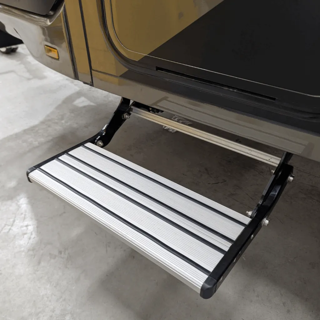 Electric fold-out single step on the side of the Trekka 01
